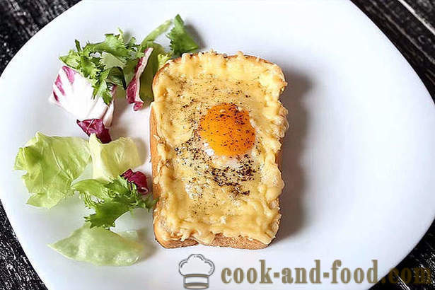 Varm sandwich med æg og ost i ovnen til morgenmad