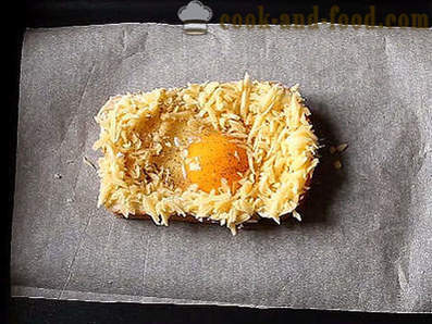 Varm sandwich med æg og ost i ovnen til morgenmad