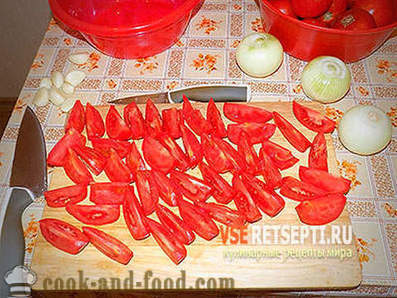 Sød salat af røde tomater om vinteren