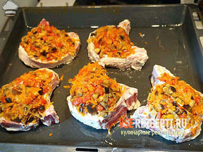 Svinekød bøf med grøntsager og ost i ovnen