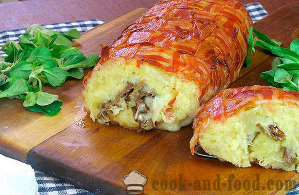 Kartoffel kage med bacon med svampe og ost i ovnen