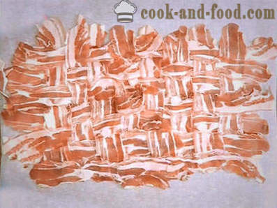 Kartoffel kage med bacon med svampe og ost i ovnen