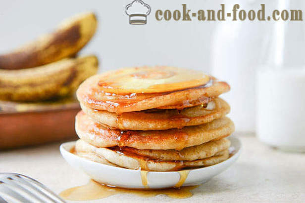 Frodige og lækker pandekager med mælk, bananer og ananas
