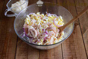 Blæksprutte salat med ost og æg