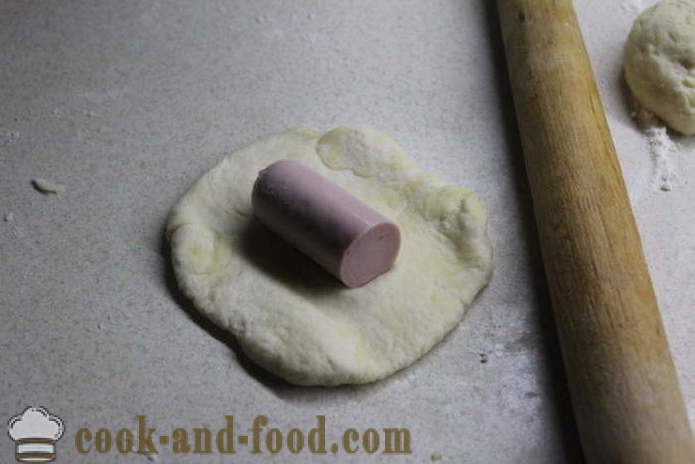 Pølsehorn på yoghurt og gær - hvordan man kan lave mad hotdogs i wienerbrød i ovnen, med en trin for trin opskrift fotos