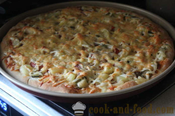 Gær pizza med kød og ost hjemme - trin for trin foto-pizza opskrift med hakket kød i ovnen
