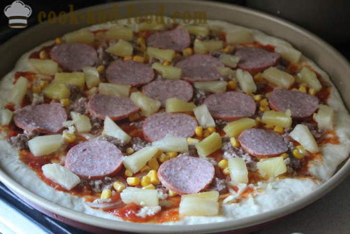 Gær pizza med kød og ost hjemme - trin for trin foto-pizza opskrift med hakket kød i ovnen