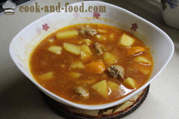 Kartoffel suppe med kødboller og tomatpuré - hvordan man laver tomatsuppe med kødboller, med en trin for trin opskrift fotos