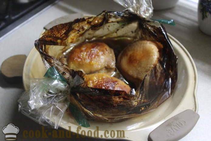 Kyllingelår bagt i ærmet - ligesom en lækker bagt kylling lår i ovnen i sojasovs, en trin for trin opskrift fotos