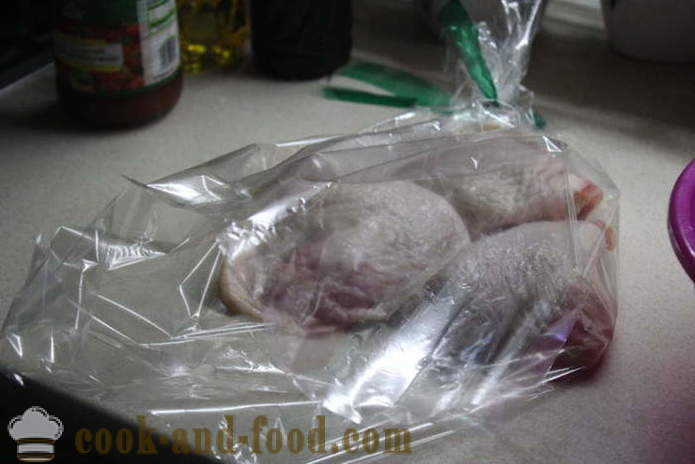 Kyllingelår bagt i ærmet - ligesom en lækker bagt kylling lår i ovnen i sojasovs, en trin for trin opskrift fotos