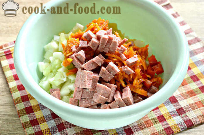 Koreansk salat af gulerødder og peberfrugt, kartofler og pølse - hvordan man laver en salat af koreanske gulerødder og peberfrugter, en trin for trin opskrift fotos