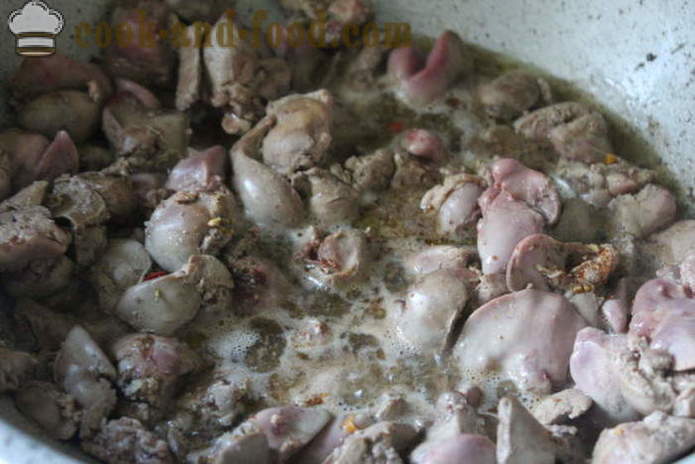 Brændt kylling lever i creme fraiche, gulerødder og løg - hvordan at tilberede en lækker kylling lever i ovnen, med en trin for trin opskrift fotos
