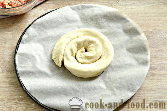 Pie Snail fra den færdige butterdej - ligesom at bage en lagkage, sneglen med ost og pølse, en trin for trin opskrift fotos