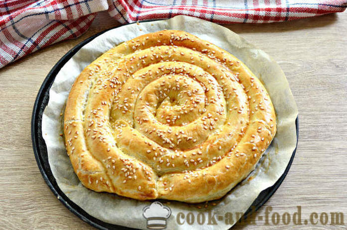 Pie Snail fra den færdige butterdej - ligesom at bage en lagkage, sneglen med ost og pølse, en trin for trin opskrift fotos