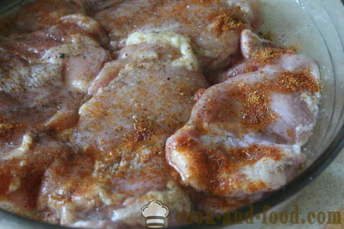 Kylling lår uden ben med svampe i ovnen - hvordan man kan tilberede en lækker kylling lår i ovnen, med en trin for trin opskrift fotos