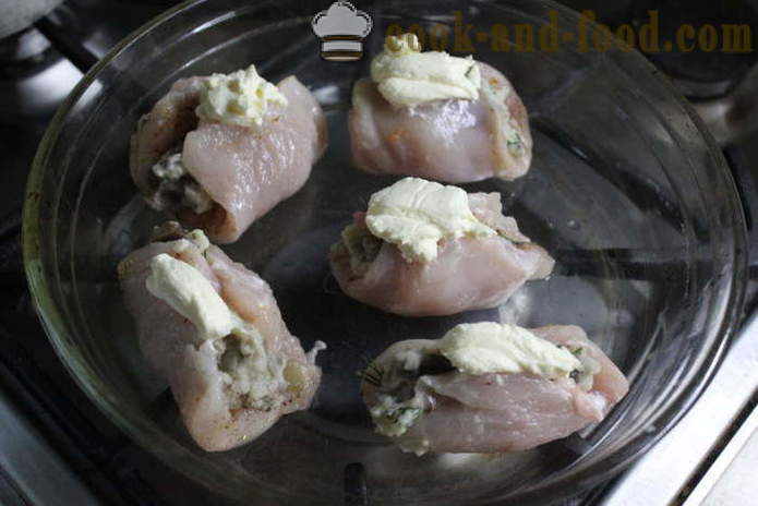 Valset kyllingebryst proppet med svampe og kartofler - hvordan man laver ruller af kylling, med en trin for trin opskrift fotos