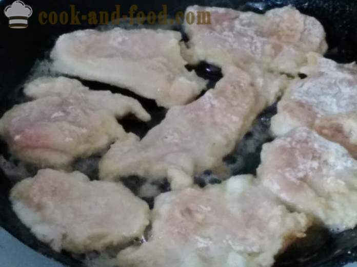 Lækker kylling koteletter i en stegepande - både lækker kok koteletter kyllingebryster i dejen med en trin for trin opskrift fotos