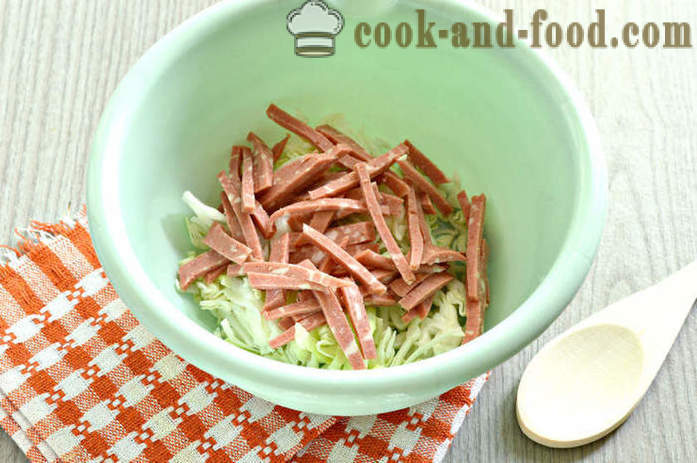 Salat med croutoner, koreansk gulerod, pølse - Hvordan forbereder en salat med croutoner og mayonnaise, en trin for trin opskrift fotos