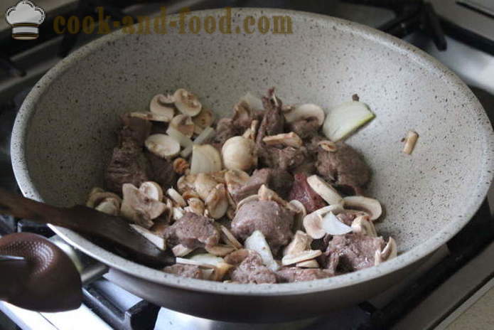Velsmagende oksekød gryderet - både lækker at tilberede oksekød gryderet med svampe, en trin for trin opskrift fotos
