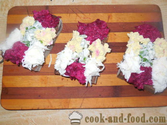 Simple spreads for sandwich på ferie bordet - hvordan man laver opslag på brød sild, rødbeder og æg, skridt for skridt opskrift fotos