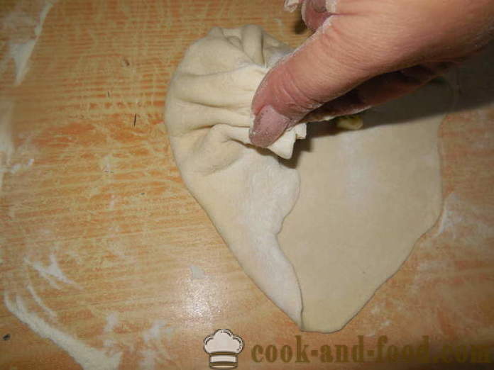 Kager med æg og løg i en gryde - hvordan til at bage usyrede rundstykker, en trin for trin opskrift fotos