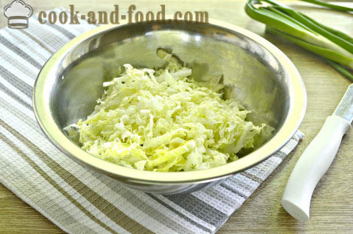 Mayonnaise salat med kinakål og pølse - Hvordan forbereder en salat med kinakål med æg, en trin for trin opskrift fotos
