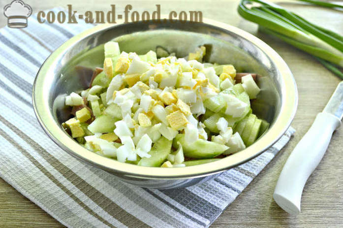 Mayonnaise salat med kinakål og pølse - Hvordan forbereder en salat med kinakål med æg, en trin for trin opskrift fotos