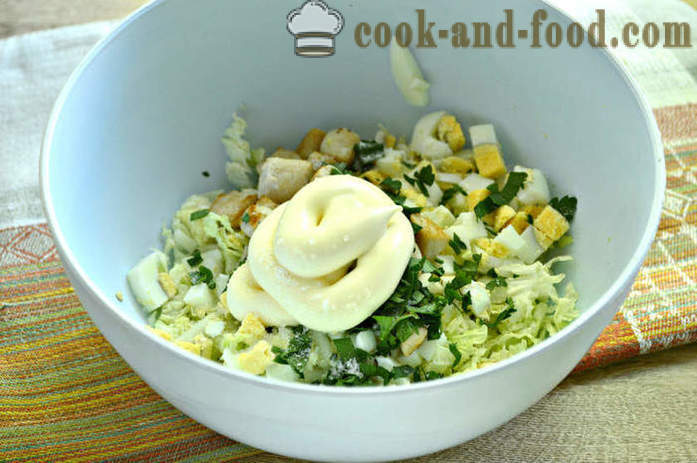 Salat med kinakål, croutoner og kylling - hvordan man laver en salat af kinakål er lækker, med en trin for trin opskrift fotos