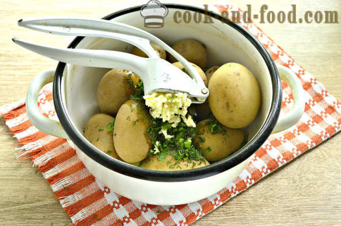 Kogte nye kartofler med hvidløg og krydderurter - hvordan man laver nye kartofler velsmagende og ordentligt trin for trin opskrift fotos