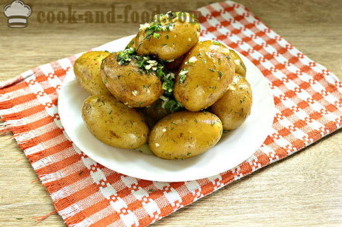 Kogte nye kartofler med hvidløg og krydderurter - hvordan man laver nye kartofler velsmagende og ordentligt trin for trin opskrift fotos