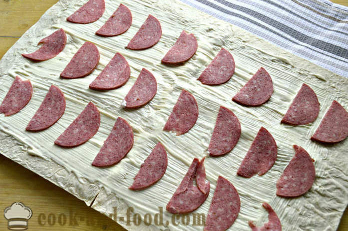 Appetizer af pitabrød med pølse - hvordan man laver pitabrød roll proppet med pølse, en trin for trin opskrift fotos