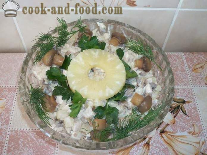 Kylling salat med ananas og svampe - hvordan man laver kylling salat med ananas og svampe, en trin for trin opskrift fotos