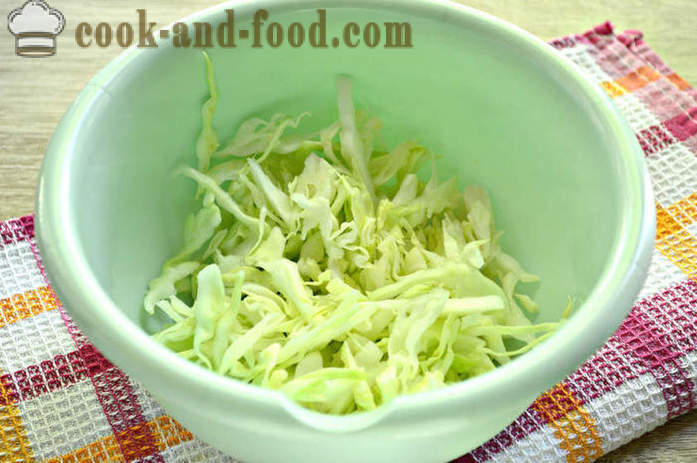 Trin for trin opskrift foto lækker salat af frisk kål og gulerødder - hvordan at tilberede en lækker salat af unge kål og gulerødder