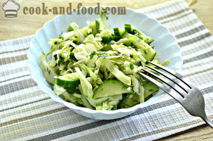 Enkel salat af kål og agurk med eddike - hvordan man laver en lækker salat af frisk kål og agurk med en trin for trin opskrift fotos