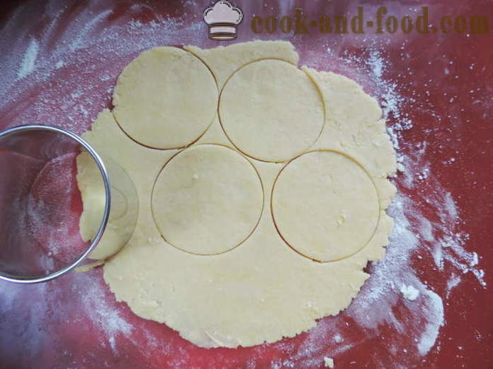 Shortbread cookies med jordbær i ovnen - hvordan man kan bage shortbread fyldt med jordbær, en trin for trin opskrift fotos