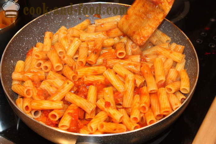 Italiensk ziti fad - som pasta bages i ovnen med ost, tomat og skinke, en trin for trin opskrift fotos