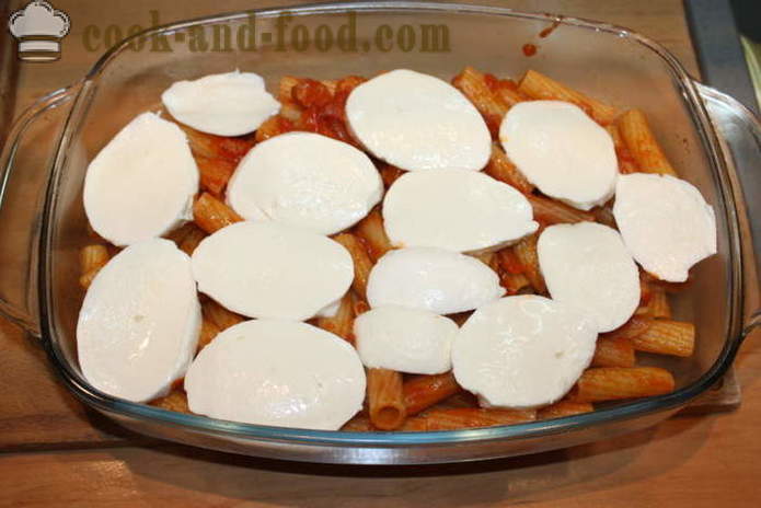 Italiensk ziti fad - som pasta bages i ovnen med ost, tomat og skinke, en trin for trin opskrift fotos