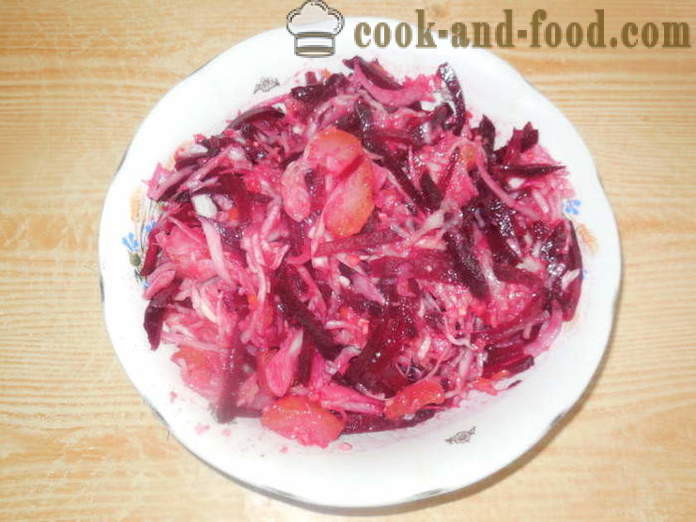 Salat af kogte rødbeder og surkål med æbler og ingefær - hvordan man laver en salat af syltede kål, en trin for trin opskrift fotos