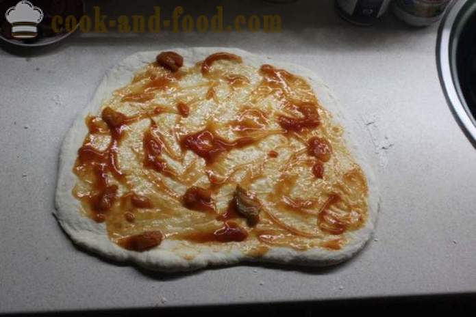 Stromboli - pizza rulle surdej, hvordan man laver pizza i en rulle, en trin for trin opskrift fotos