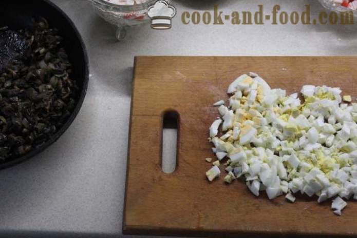 Layered Krabbe salat med ris og svampe - hvordan man kokken krabbe salat med ris og svampe, en trin for trin opskrift fotos