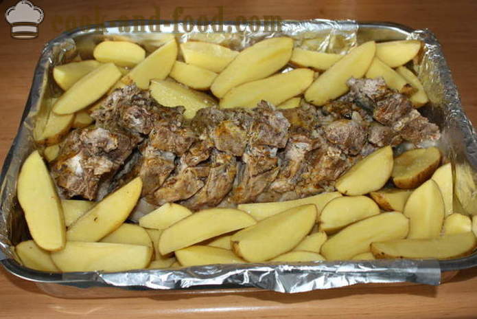 Bagte svinekød ribben med kartoflerne i ovnen - ligesom bagte kartofler med bacon, en trin for trin opskrift billeder