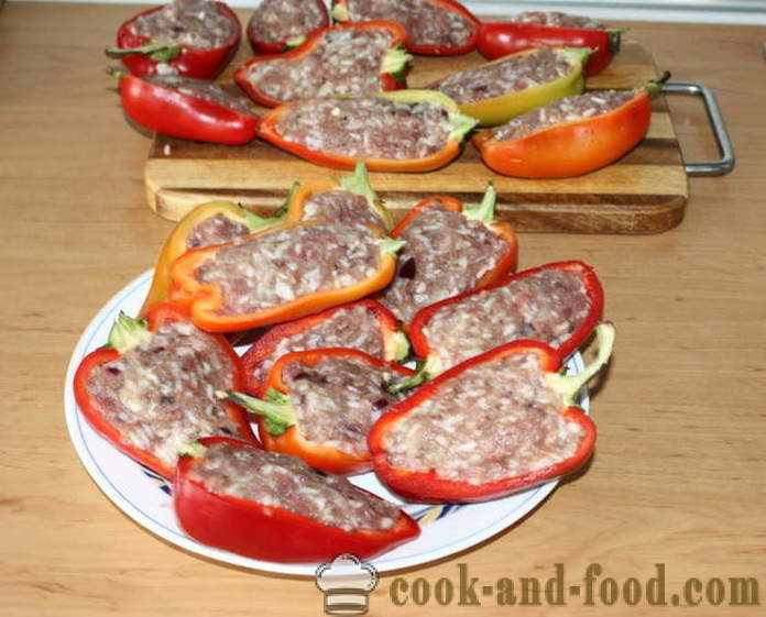 Fyldte peberfrugter bagt i ovnen halvdele - hvordan man laver en udstoppet peber halvdele, med en trin for trin opskrift fotos