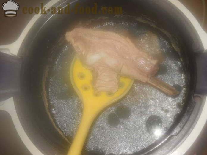 Kapustnyak lækkert med frisk kål og hirse - kapustnyak at lave mad fra frisk kål i en trykkoger, en trin for trin opskrift fotos