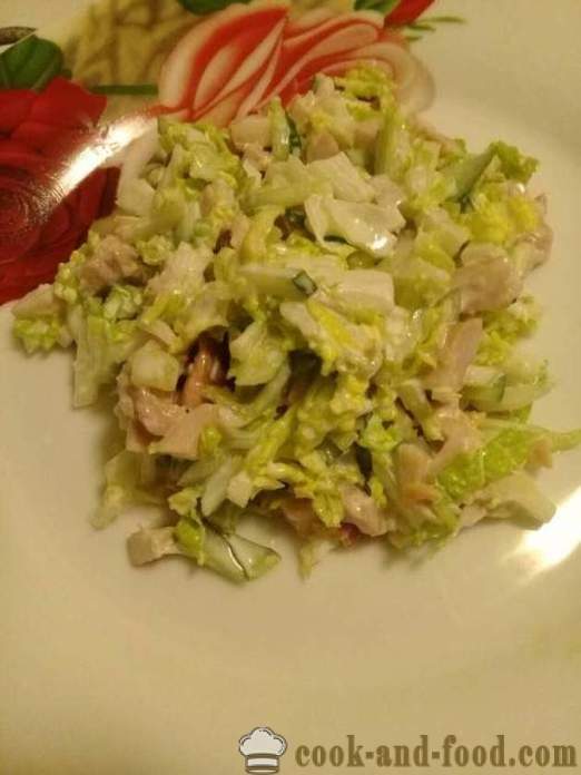 Frisk salat med kylling - hvordan man forbereder en salat med røget kylling, kinakål og agurk, med en trin for trin opskrift fotos