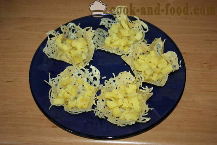 Lækker champignon salat i en ost kurv - hvordan man laver ost kurve af salat, en trin for trin opskrift fotos