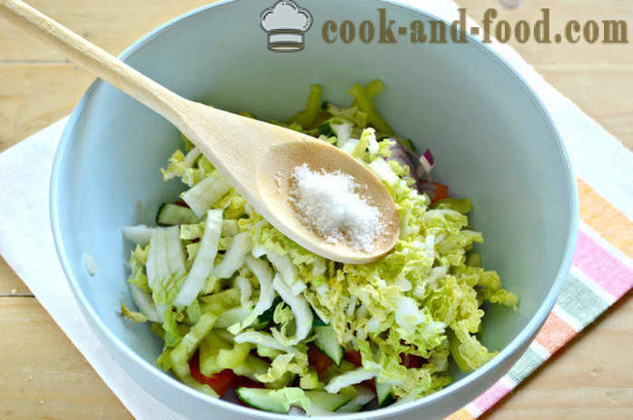 Lækker salat med kinakål og grøntsager - hvordan man laver en salat af kinakål, tomater og agurker, med en trin for trin opskrift fotos