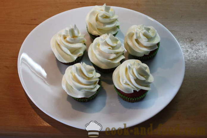 Røde og hvide cupcakes - hvordan man laver småkager i hjemmet, skridt for skridt opskrift fotos
