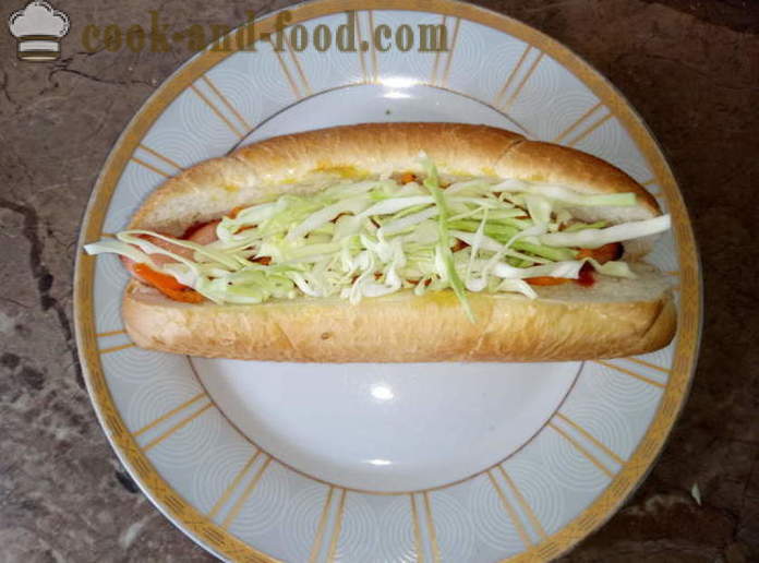 Lækker hotdog med pølse og grøntsager - hvordan man laver en hotdog derhjemme, trin for trin opskrift fotos