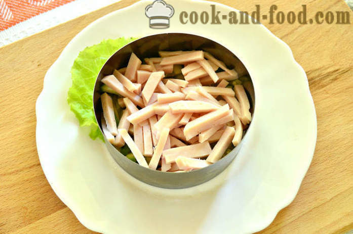Layered salat med majs og krabbe pinde i partier - hvordan man forbereder lagdelte salat i ringen, med en trin for trin opskrift fotos