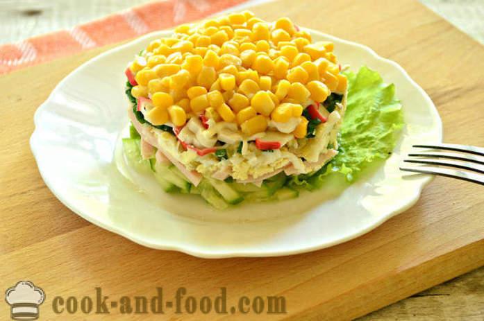 Layered salat med majs og krabbe pinde i partier - hvordan man forbereder lagdelte salat i ringen, med en trin for trin opskrift fotos